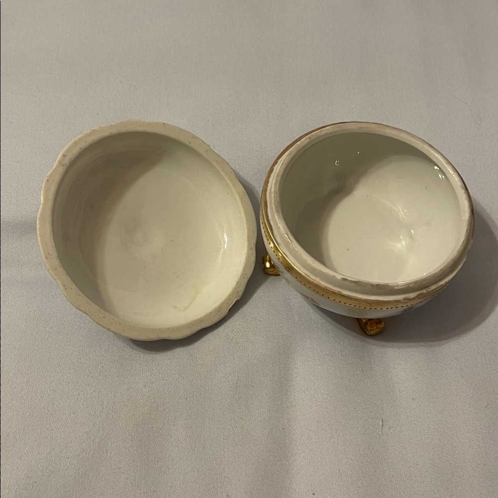 Vintage Round‎ Floral Porcelain Trinket Box with Gold Feet - Picture 3 of 4